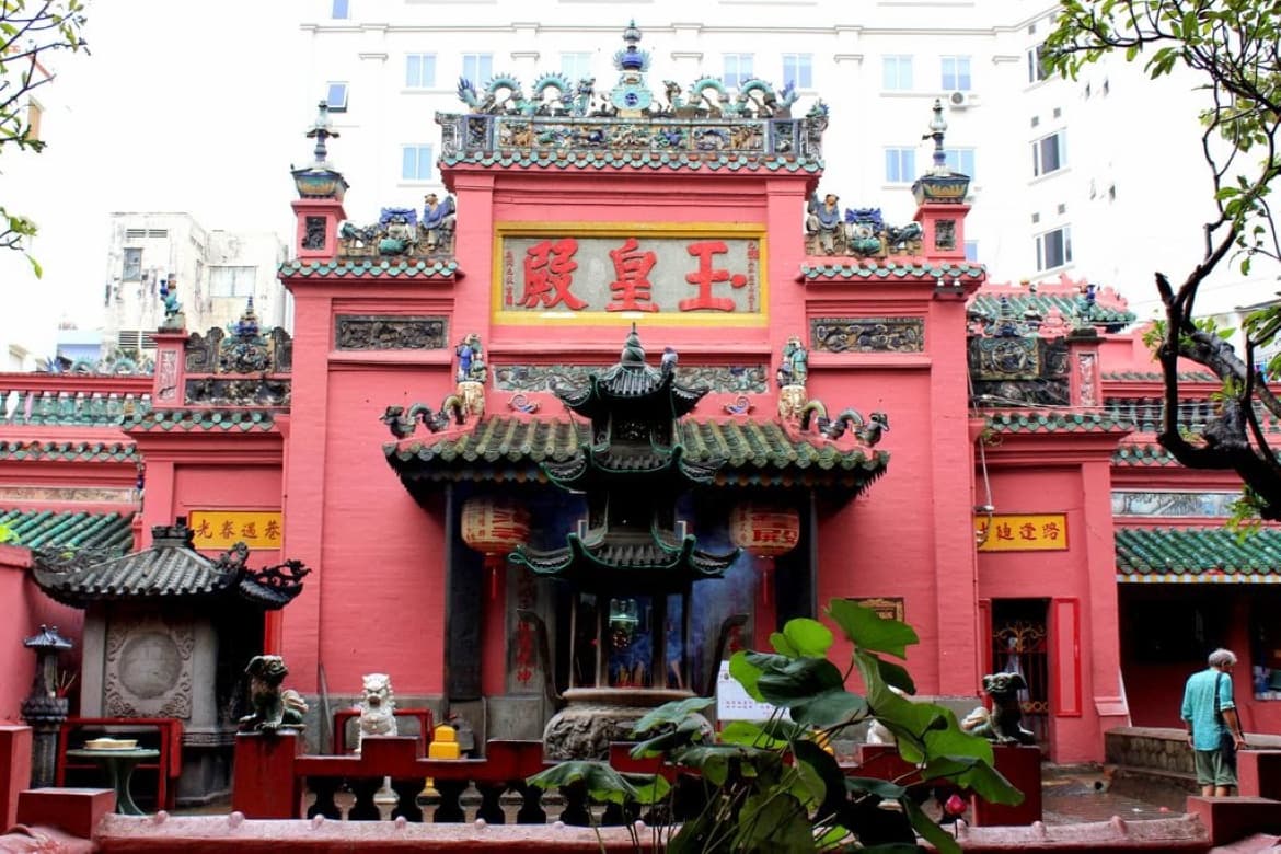 The entrance to Jade Emperor Pagoda