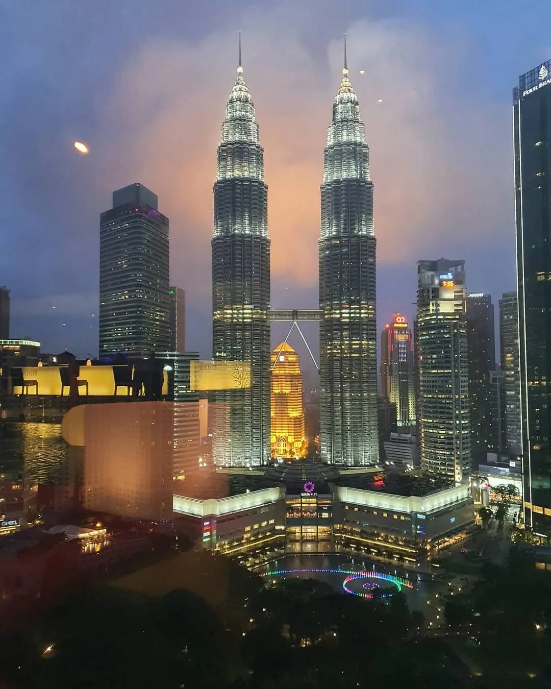 See the Petronas Twin Towers from Skybar