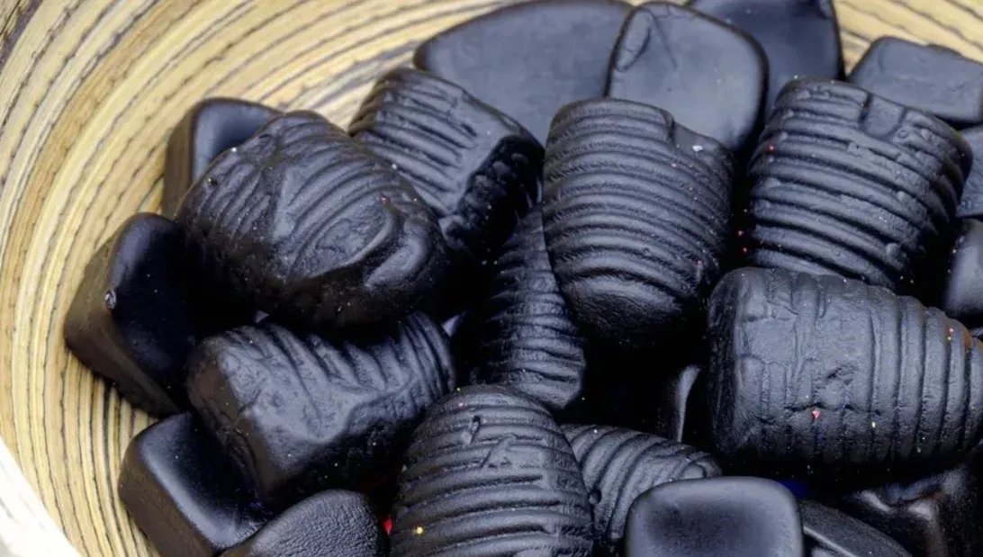 Black dropjes in a bowl