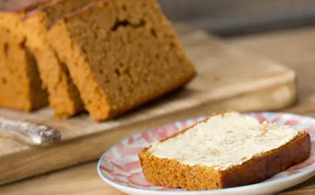 Ontbijtkoek sliced up and served with butter