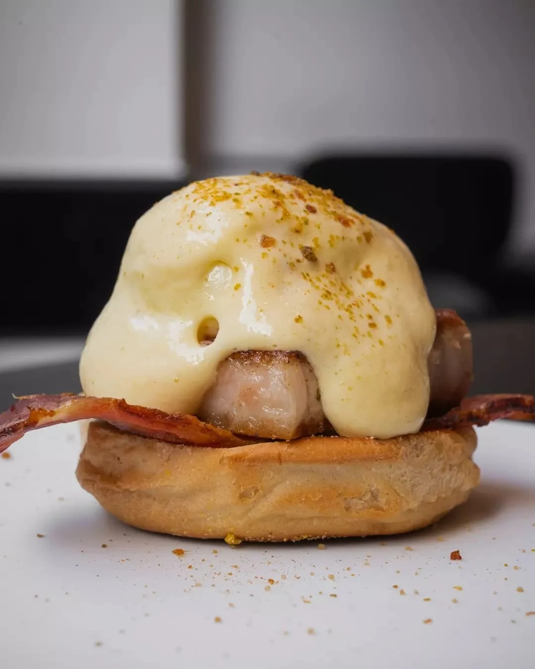 Eggs bennie with pork