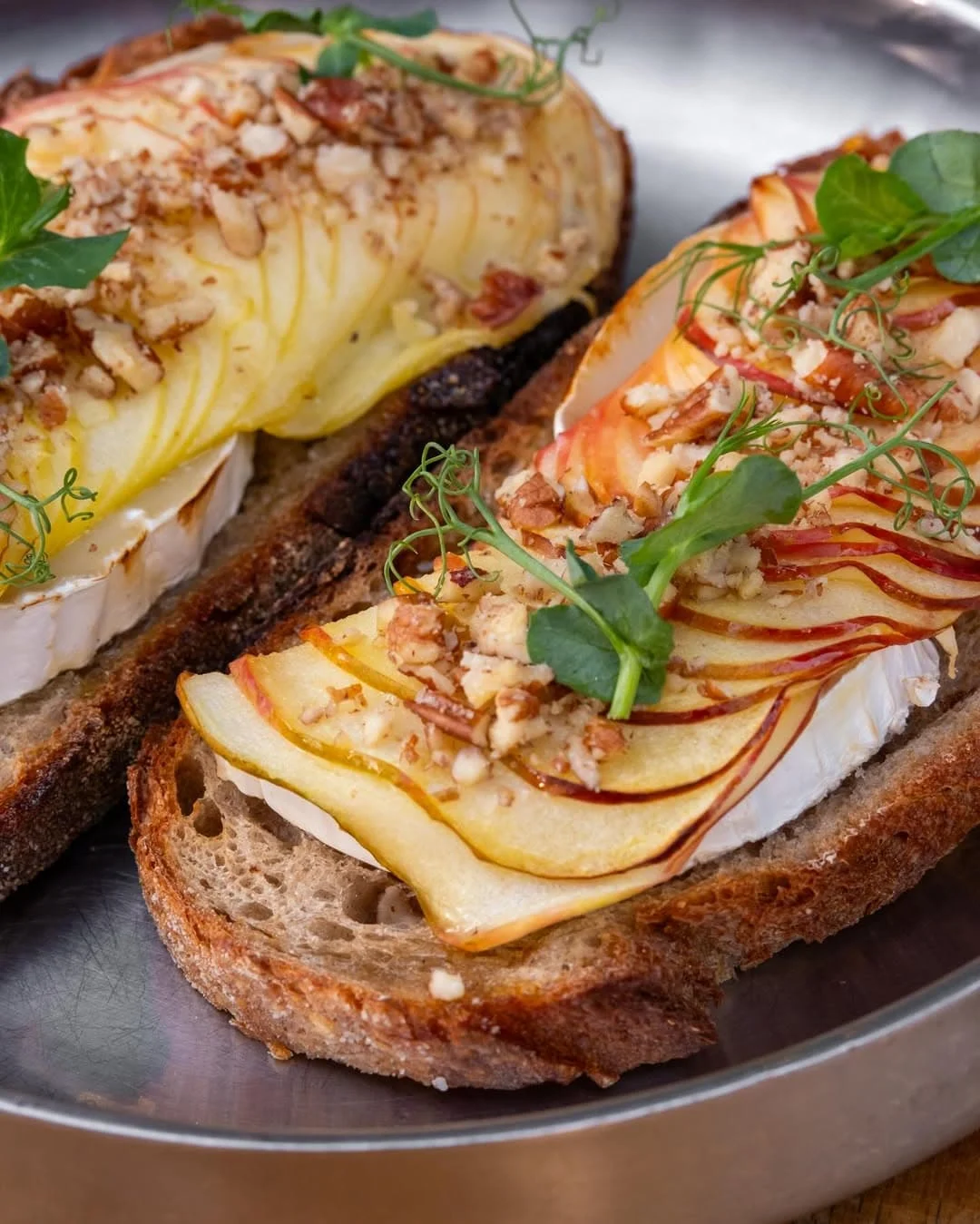 Apple honey toasts
