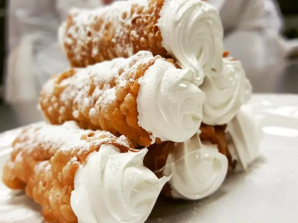 Gaznates dulces with cream filling in a pile
