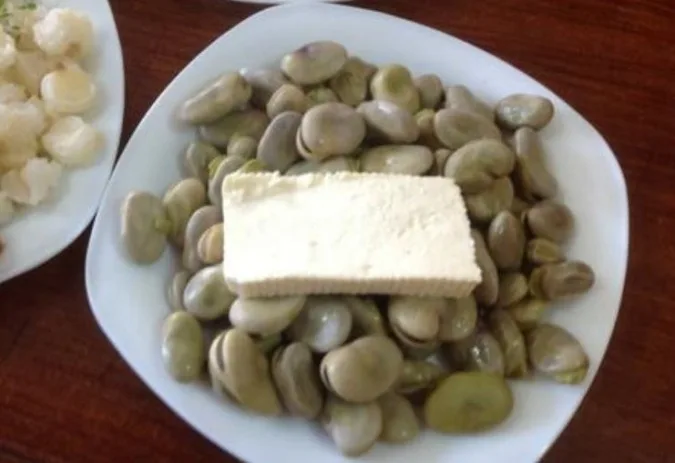 Broad beans, habas, with cheese