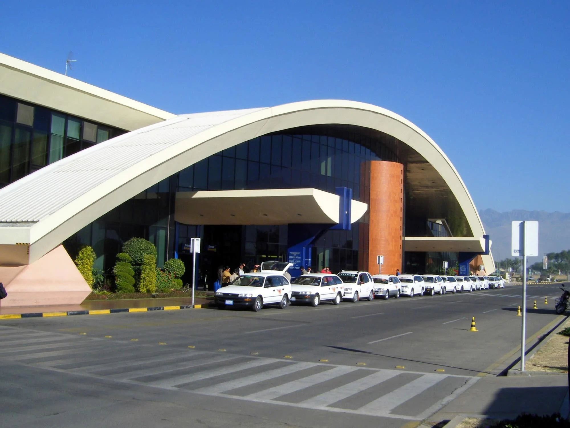Jorge Wilsterman airport, with cars at the front