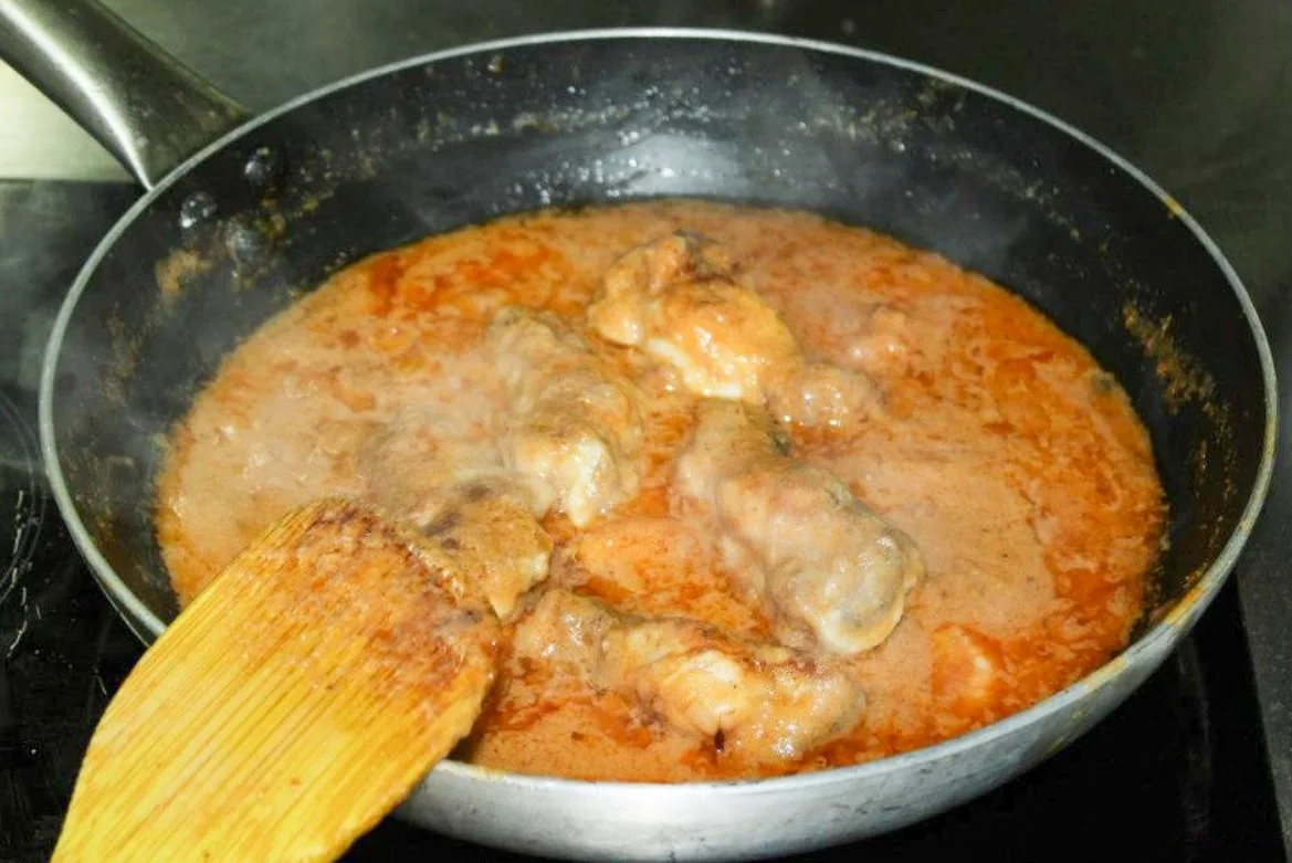 Salsa de cacahuete, peanut sauce, with chicken