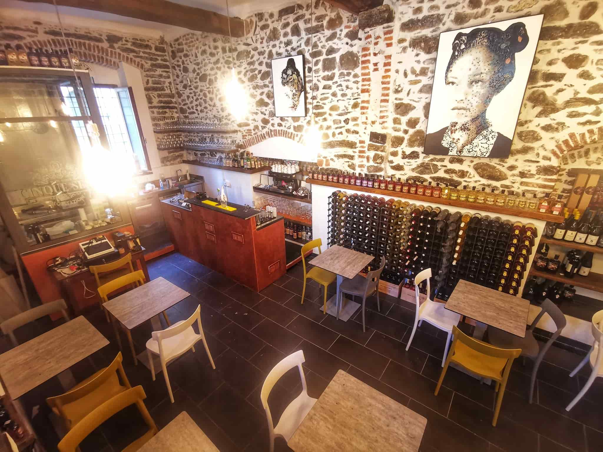 Wine tasting and pesto-making classes in Vernazza