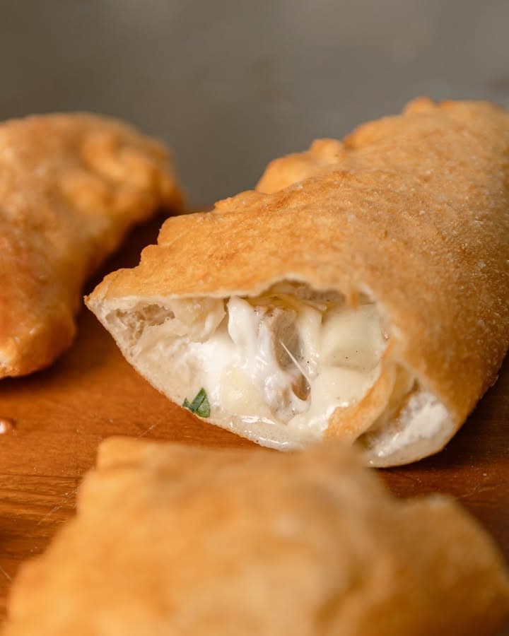 Deep fried and stuffed pizza fritta