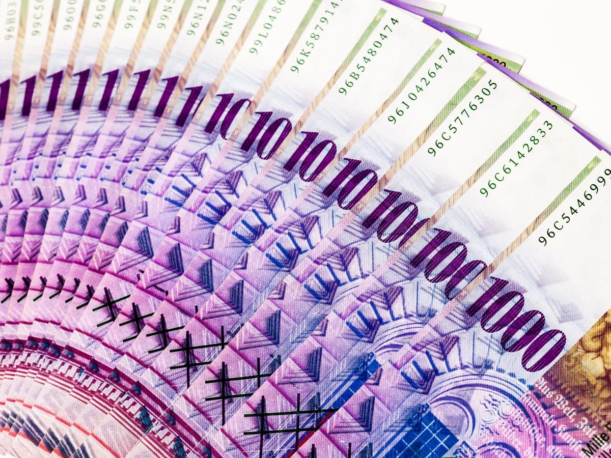 a 1000chf swiss franc bank note