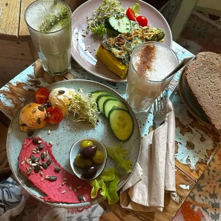 Lunch meals and hot drinks
