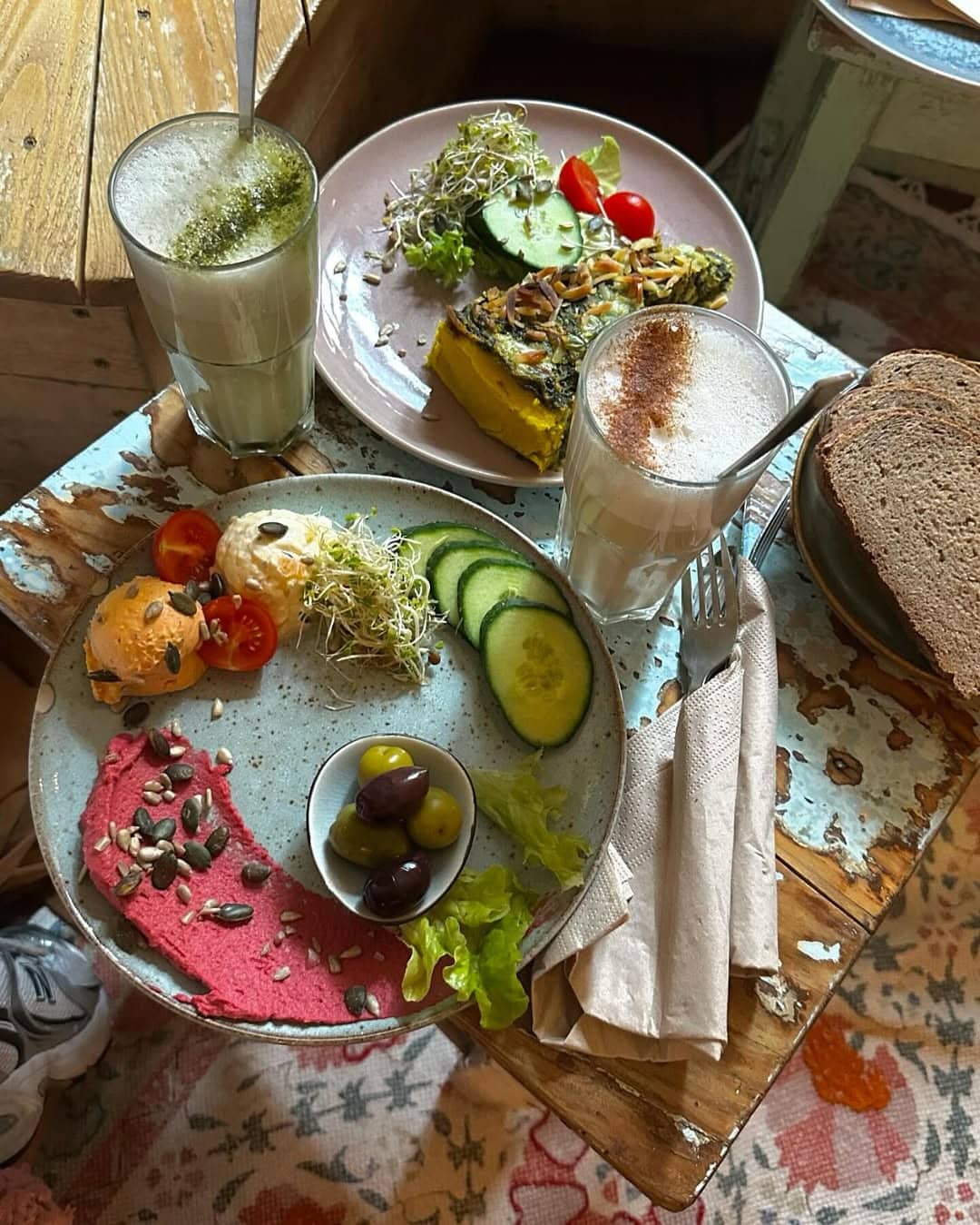 Lunch meals and hot drinks