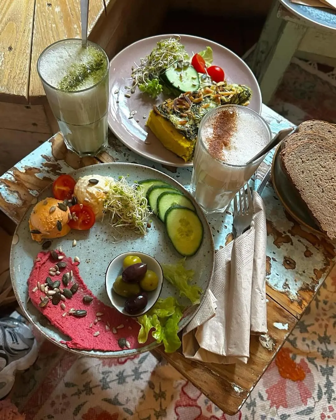 Lunch meals and hot drinks