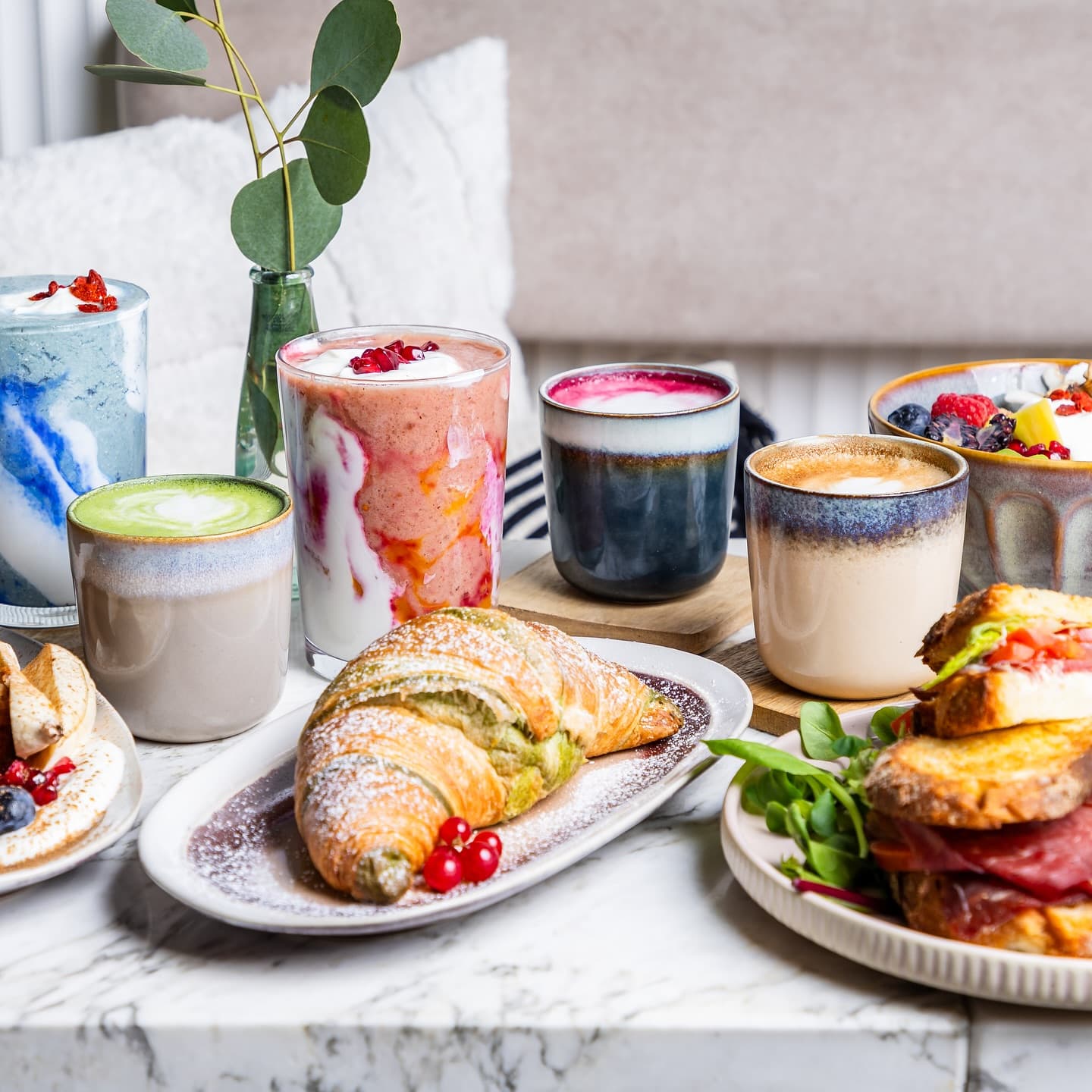 A selection of lattes, drinks, and breakfasts.