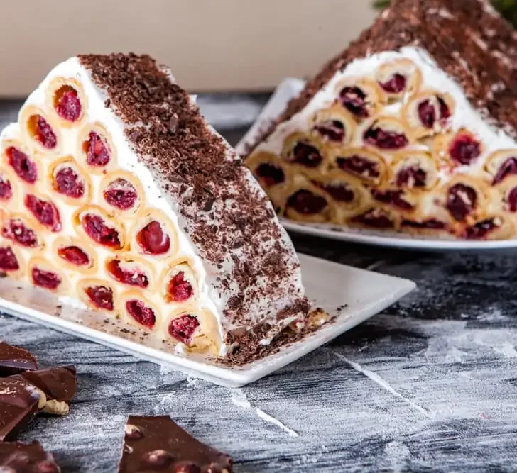 cusma lui gugata is a traditional food in moldova and is a layered dessert made from cherry crepes