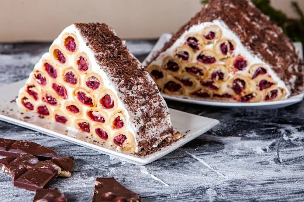 cusma lui gugata is a traditional food in moldova and is a layered dessert made from cherry crepes