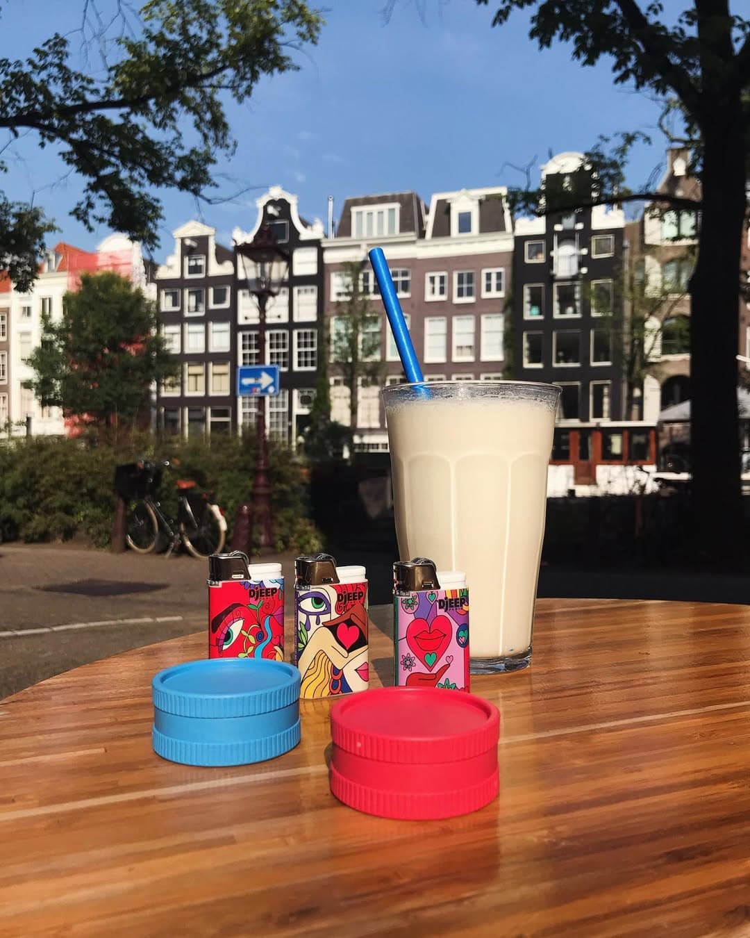 A coffee shop on the canals
