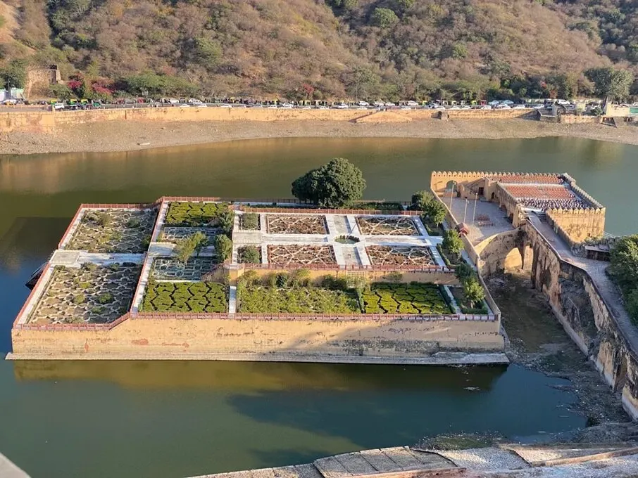 A structure of Amber Fort surrounded by water 