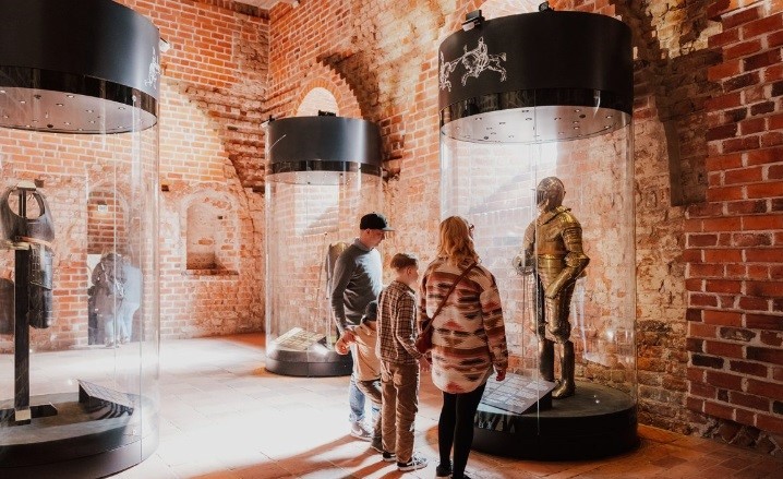 Knight armor and other displays in a room of the Häme castle