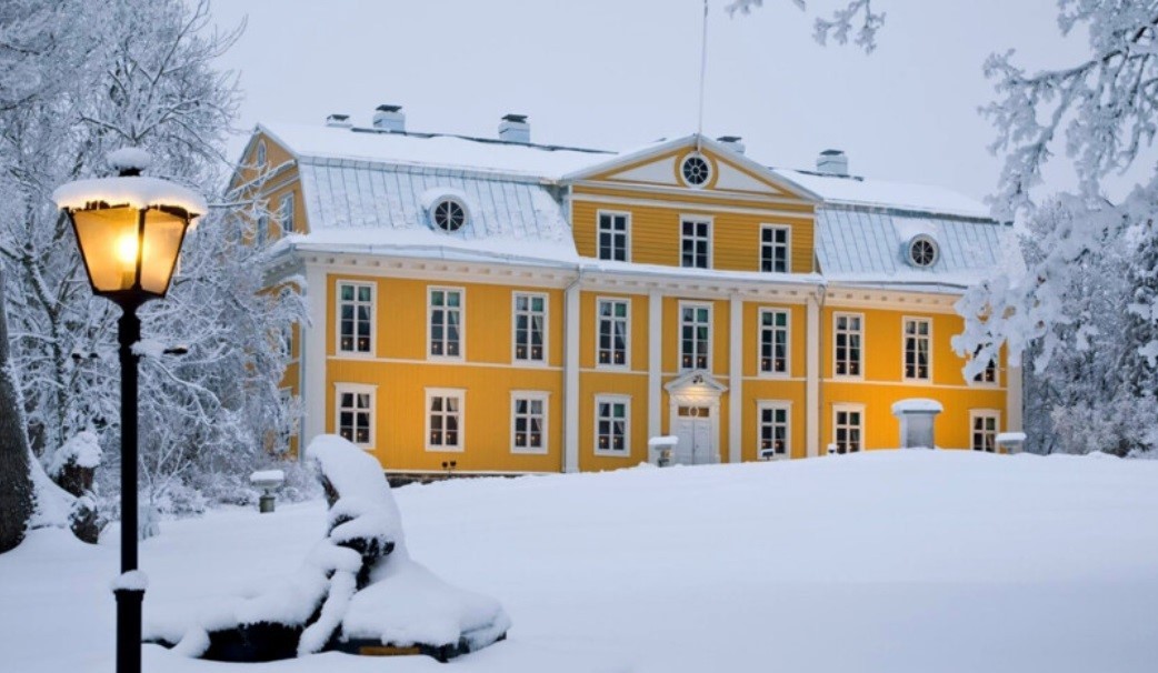 The front of Mustio Castle in winter