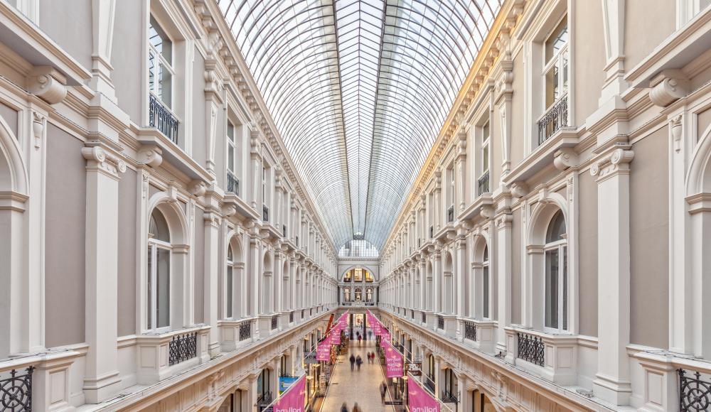 High-ceilinged corridor of the Passage shopping street