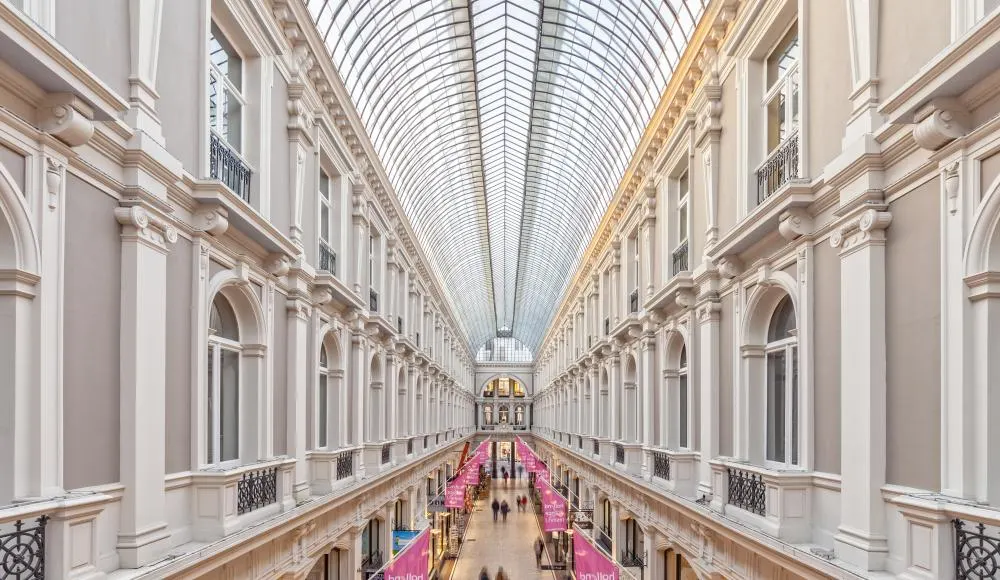 High-ceilinged corridor of the Passage shopping street
