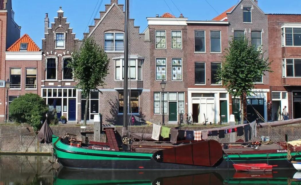 A sailboat and old houses at Delfshaven