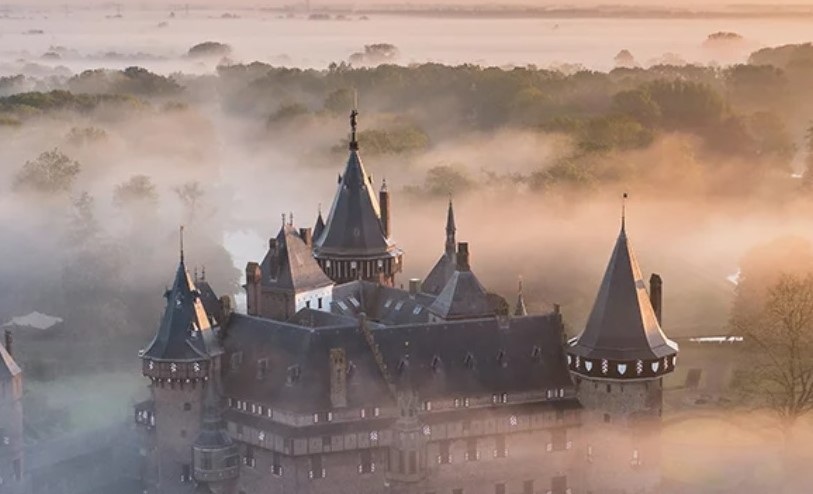 Kasteel De Haar on a misty morning
