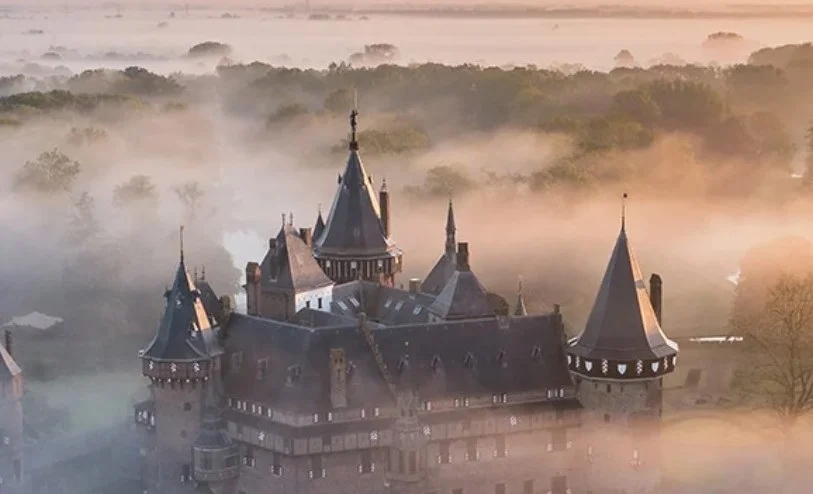 Kasteel De Haar on a misty morning