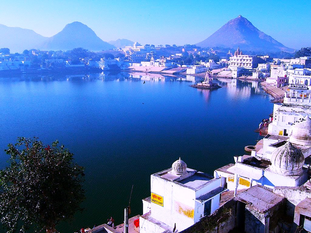 Lake and mountain views in Pushkar 