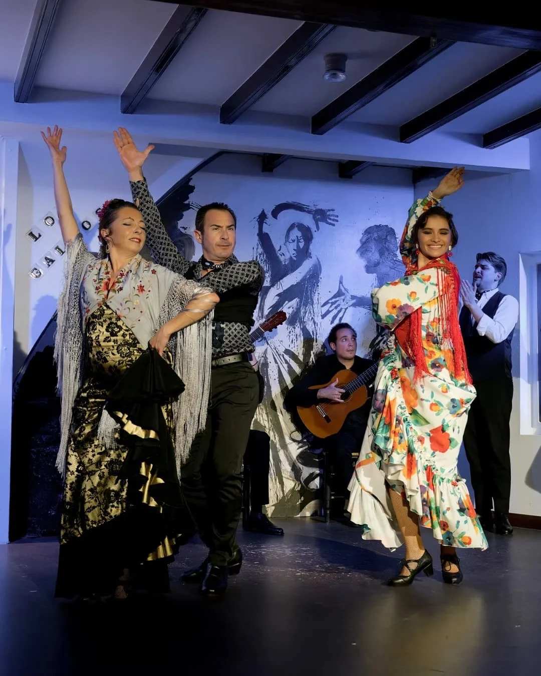 Dancers, singers and guitarists on thhe small Flamenco stage