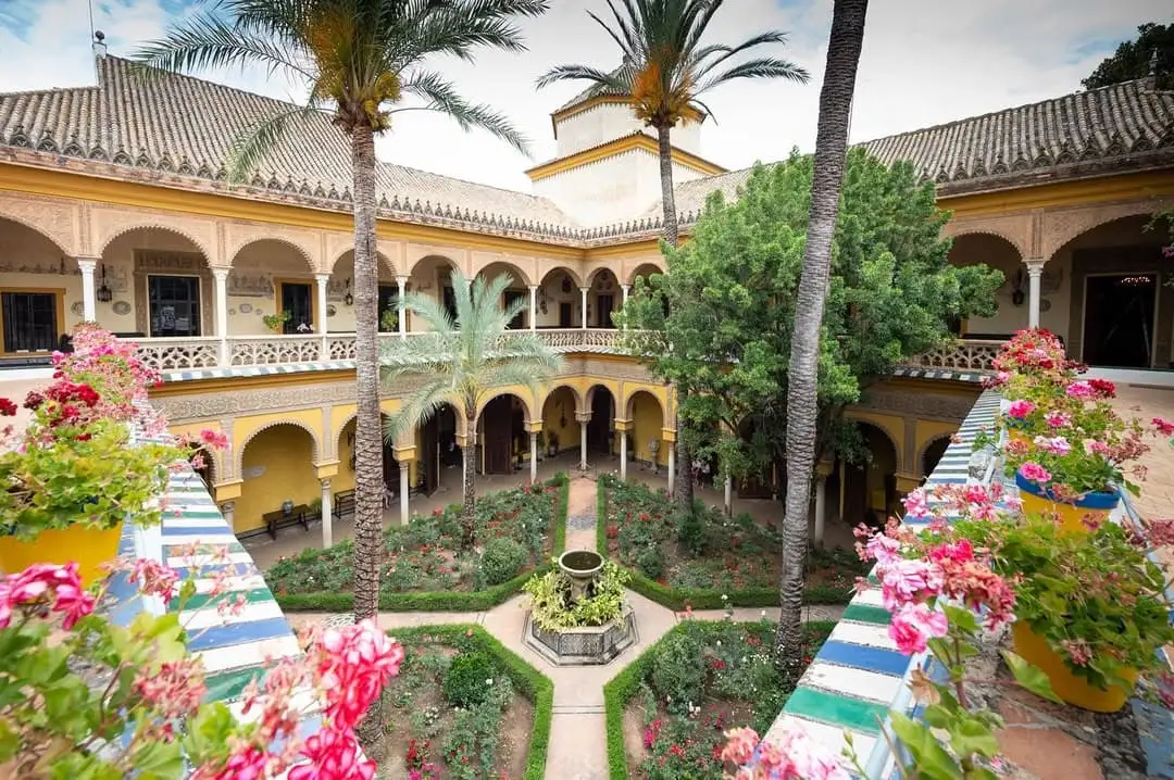 The garden courtyard of Palacio de las Dueñas