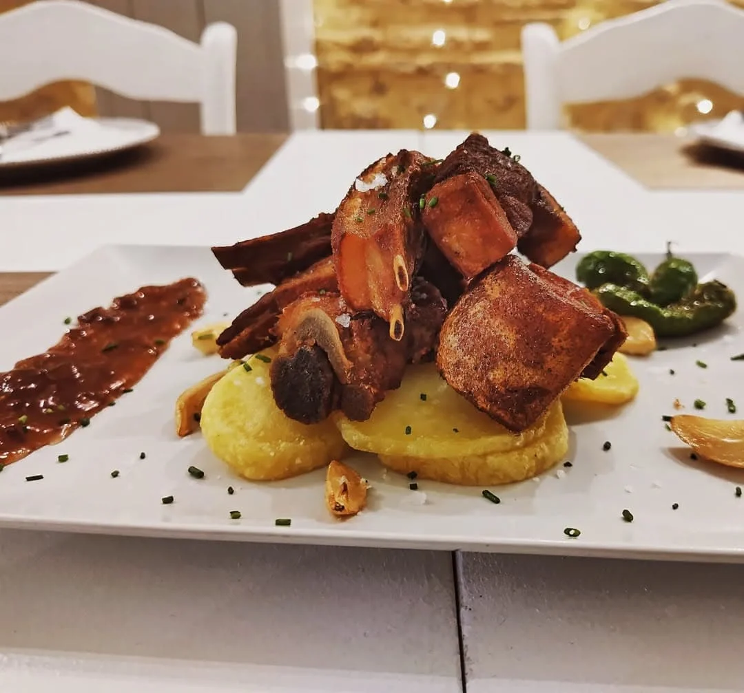 Pork knuckle with crackling and potatoes