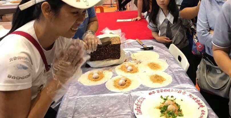 People waiting in line for this Taiwan street food