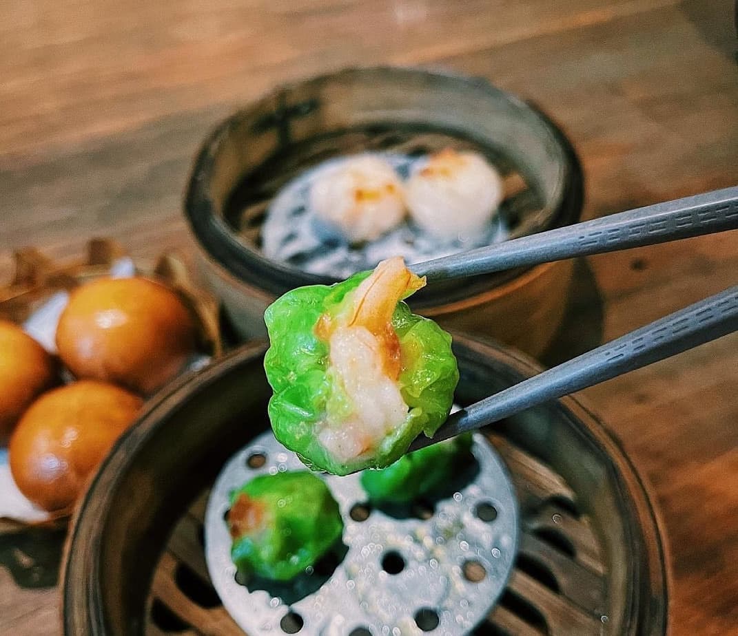 Green prawn steamed dim sum