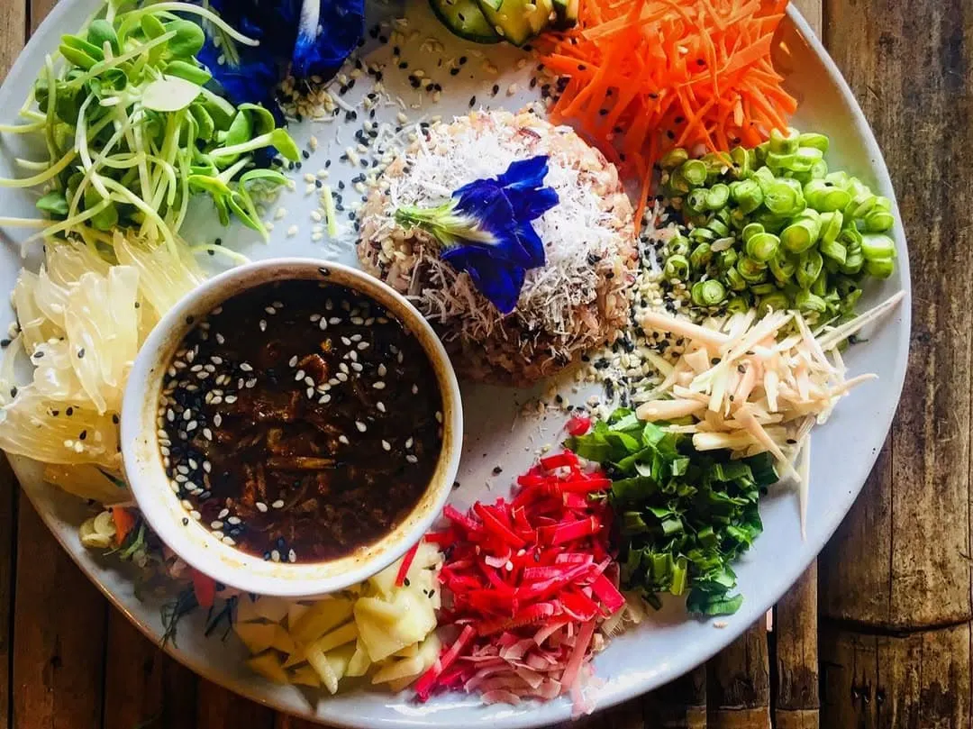 Colorful vegan plates at Earth Tone in Pai