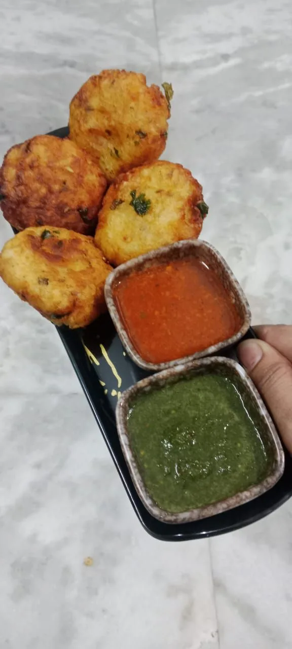 Plate of aloo tikki in Delhi, India 