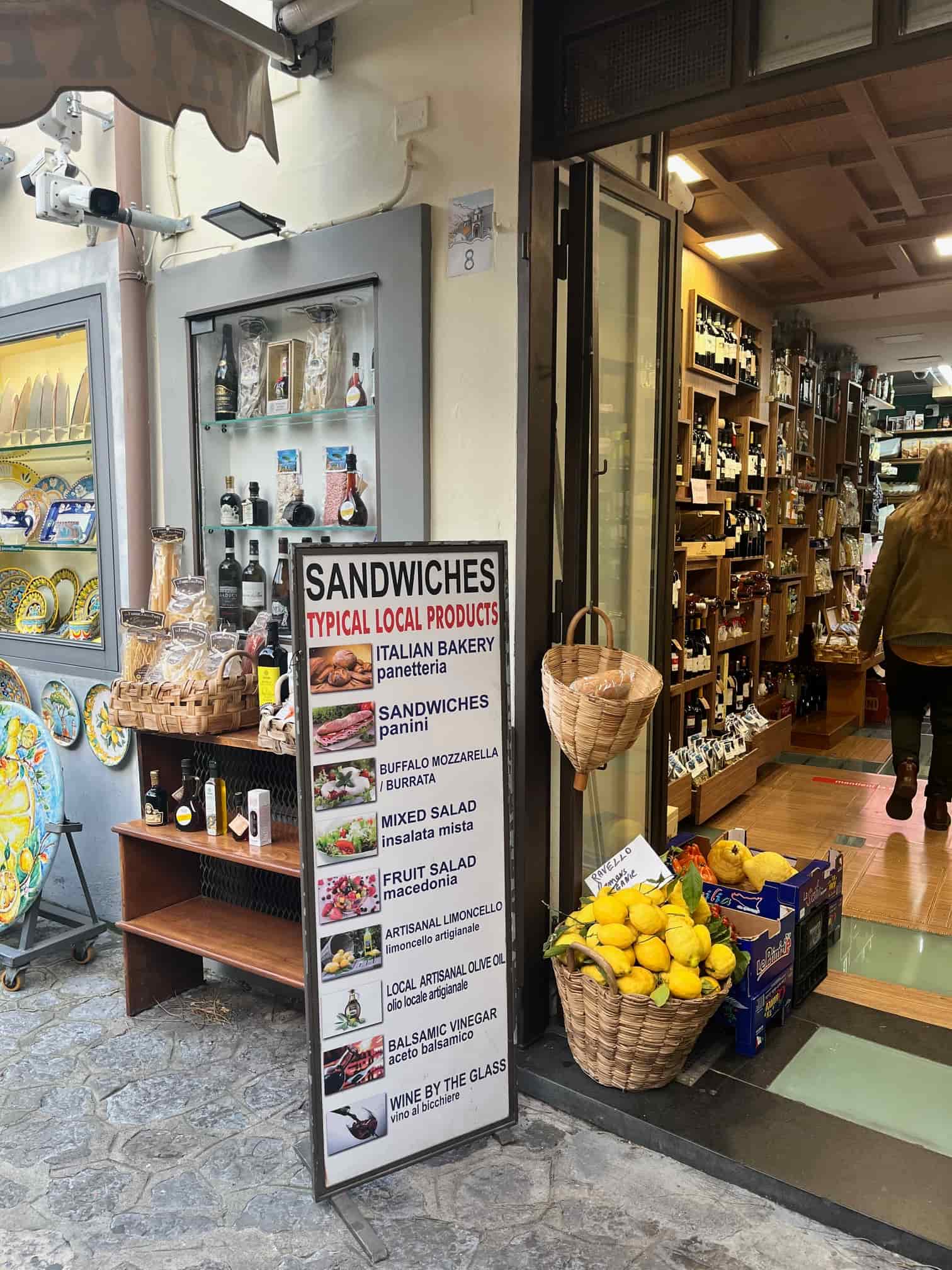 sandwich / wine shop in Ravello