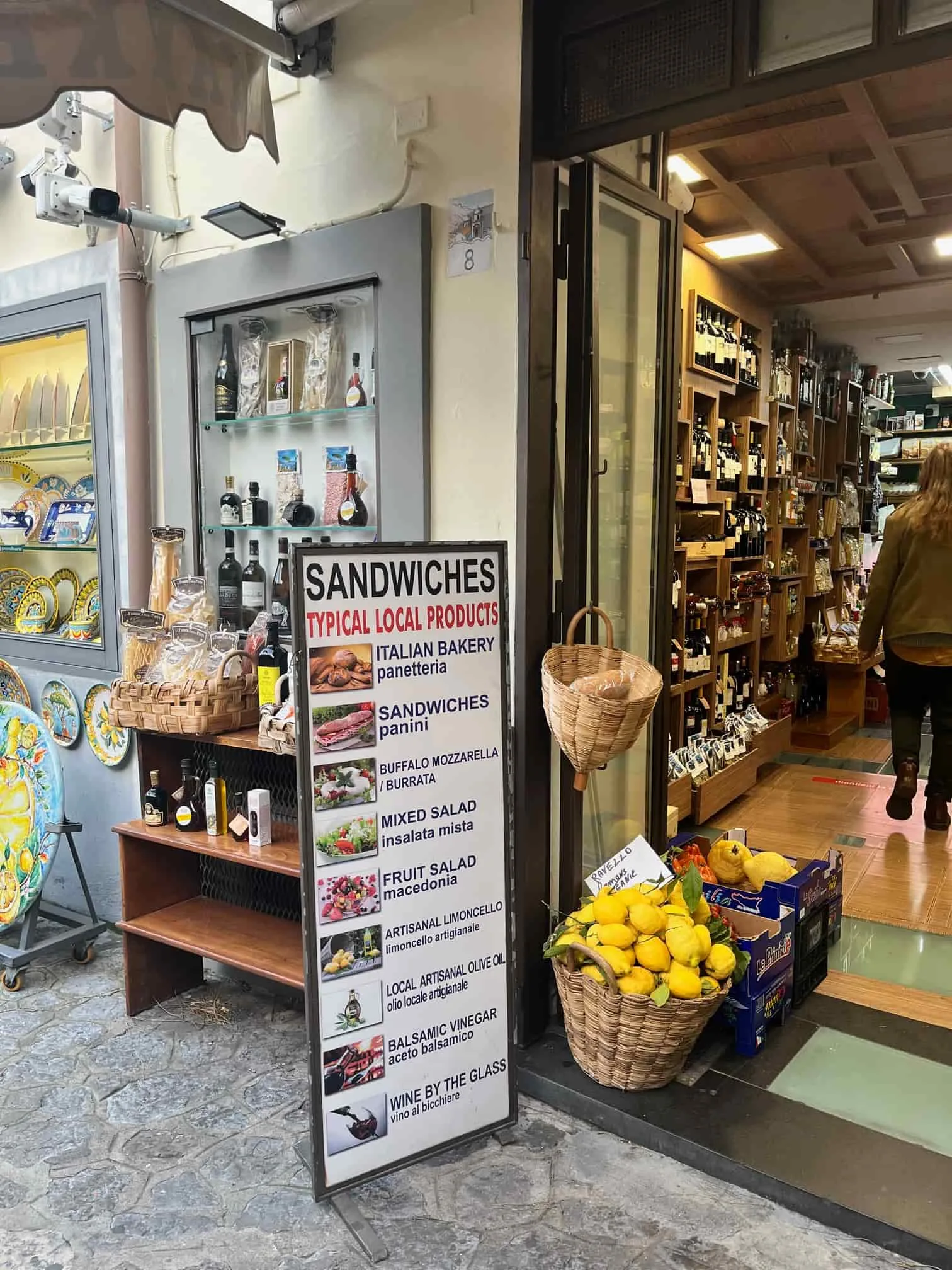 sandwich / wine shop in Ravello