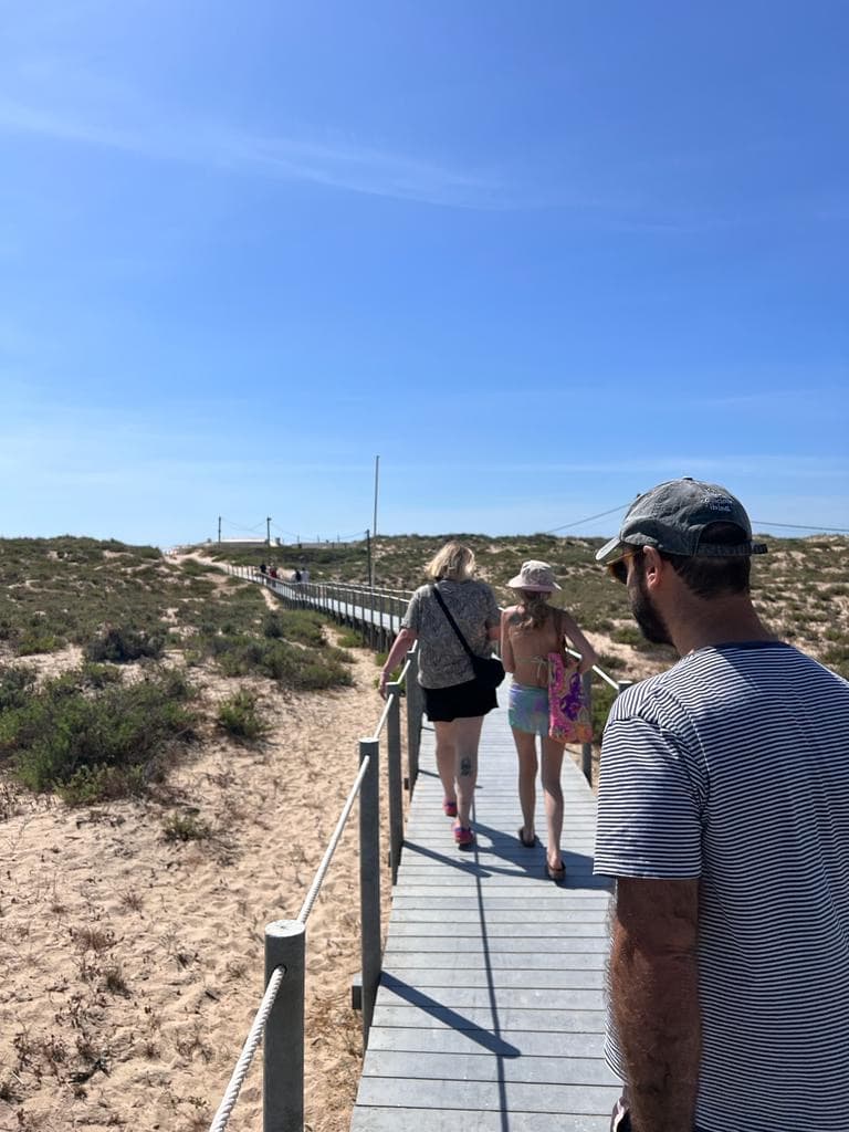 The boardwalk leading to and from Praia Piscina