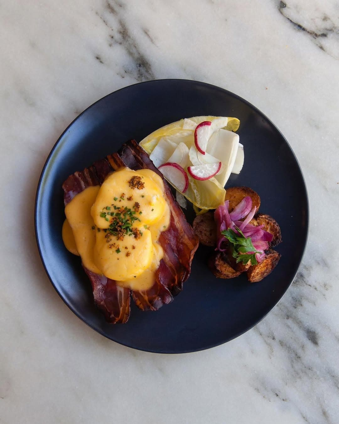 Crispy bacon and poached eggs with hollandaise