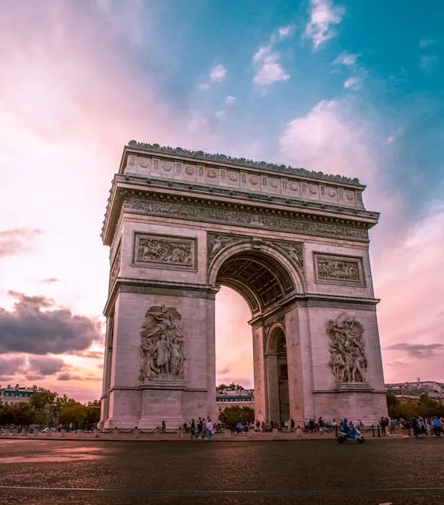 the arc de triomphe on place charles de gaulle in paris france