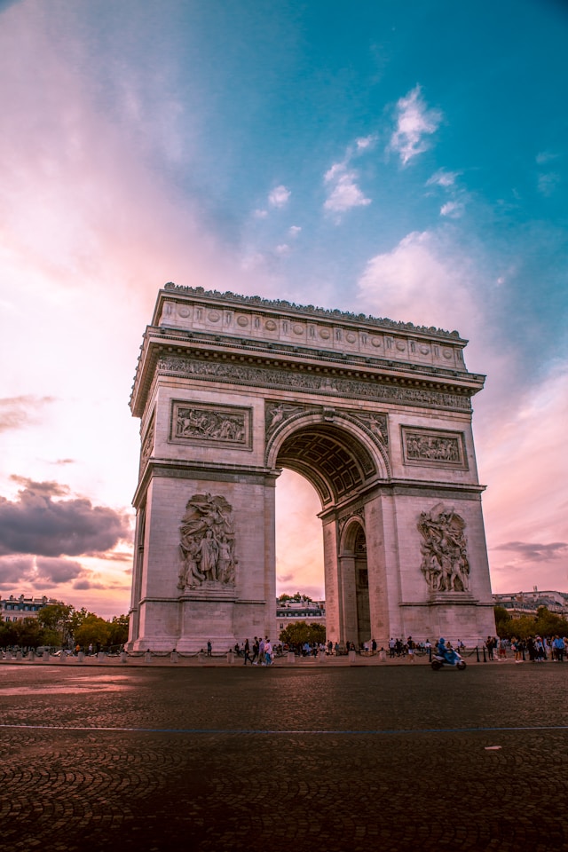 the arc de triomphe on place charles de gaulle in paris france