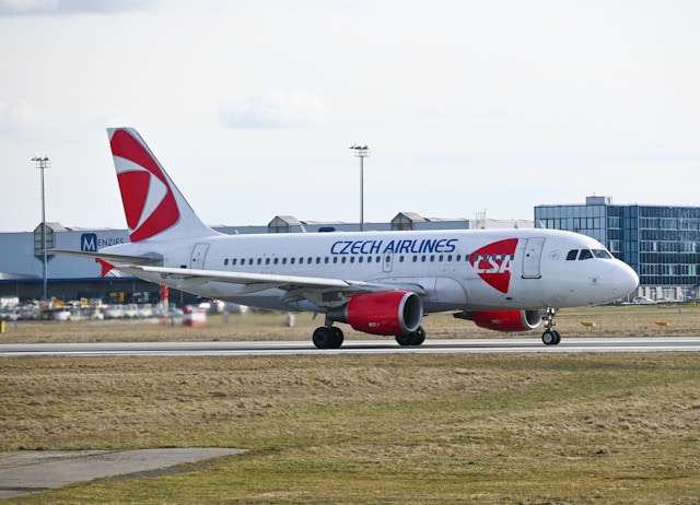 a csa czech airlines airbus a319 airplane