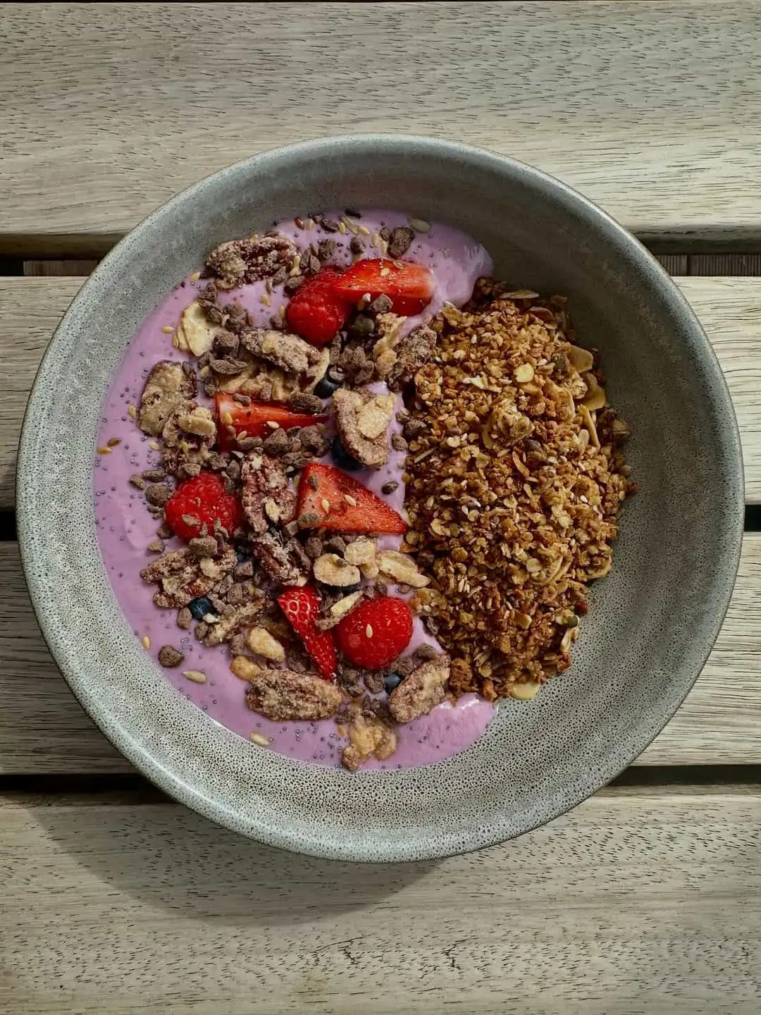 Granola smoothie bowl