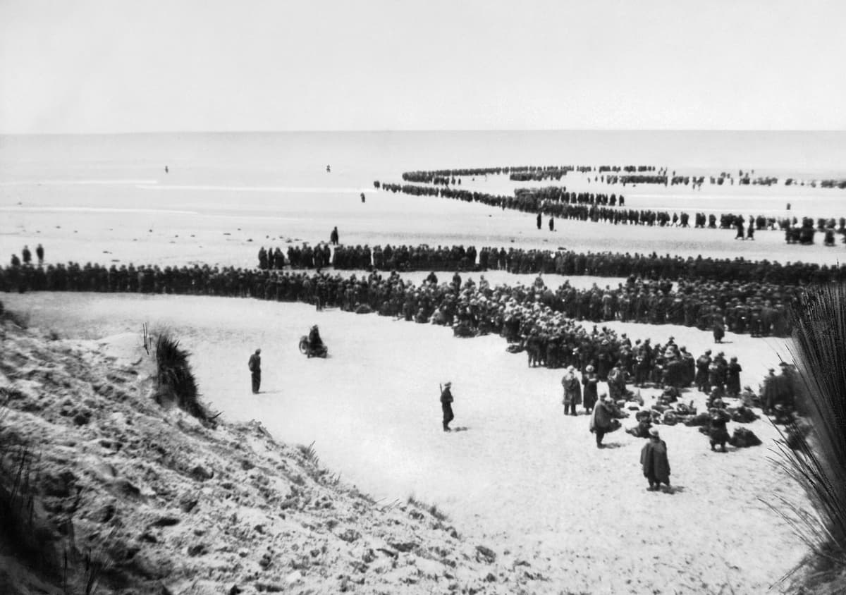 a black and white image of allied soldiers being evacuated from the beaches of dunkirk northern france in 1940