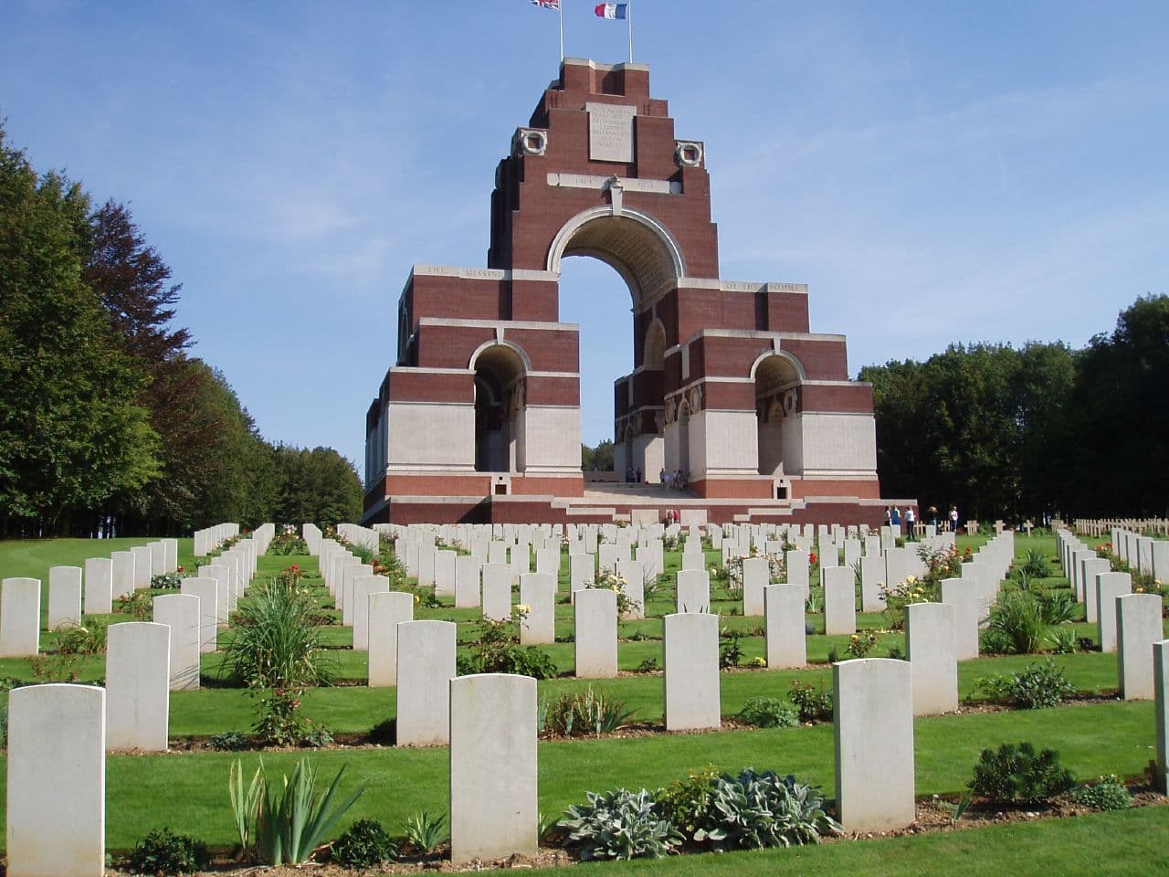 thiepval memorial with white gravestones in the foreground in the somme northern france