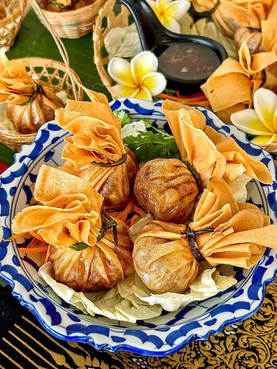 Thung Thong are filled with minced shrimp or pork, and wrapped into little parcels, then deep-fried
