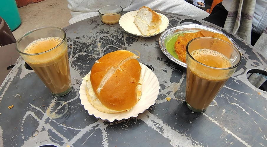 Masala chai and bun maska in Jaipur, India