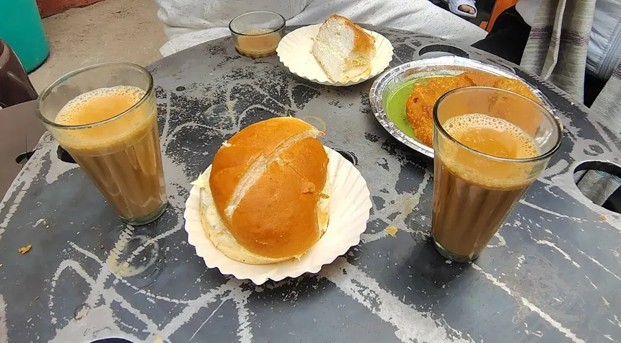 Masala chai and bun maska in Jaipur, India