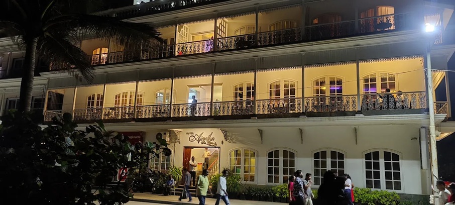 L'Aqua Bar in Pondicherry, India 